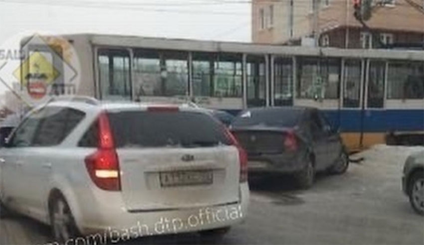 Массовое ДТП в Уфе: столкнулись трамвай и два автомобиля