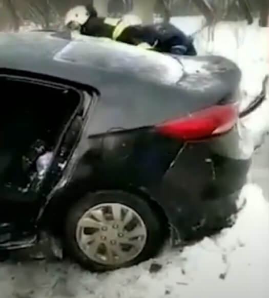 Авария в Уфе: в результате столкновения водителя легковушки зажало в машине