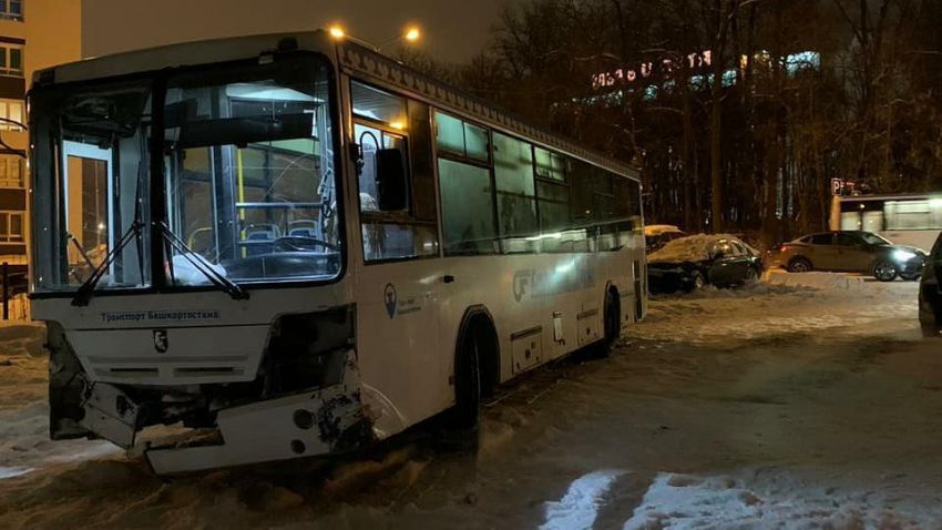Массовая авария в Уфе: водитель автобуса протаранил несколько машин | видео