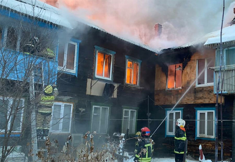 Пожар в Уфе: из 2-этажного деревянного дома спасатели эвакуировали 25 человек