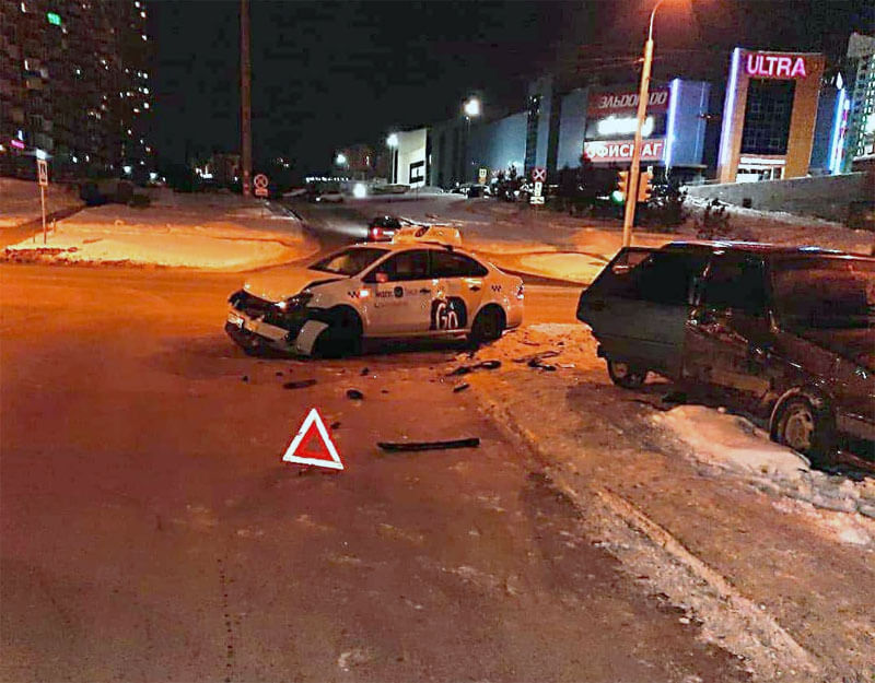 Авария в Уфе: столкнулись автомобили ВАЗ-2115 и Volkswagen Polo, пострадала девушка