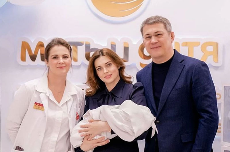 В сети опубликовали первое фото с новорожденным сыном Хабирова