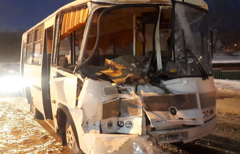 Авария в Октябрьском: столкнулись автобус и грузовик, пострадали 7 человек