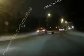 Авария под Уфой: водитель на «Лада Ларгус» врезался в столб освещения
