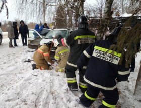 Авария под Уфой: водитель на «Лада Ларгус» врезался в столб освещения