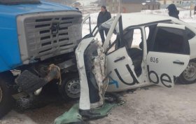 Авария в Стерлитамакском районе Башкирии: легковое такси попало под грузовик
