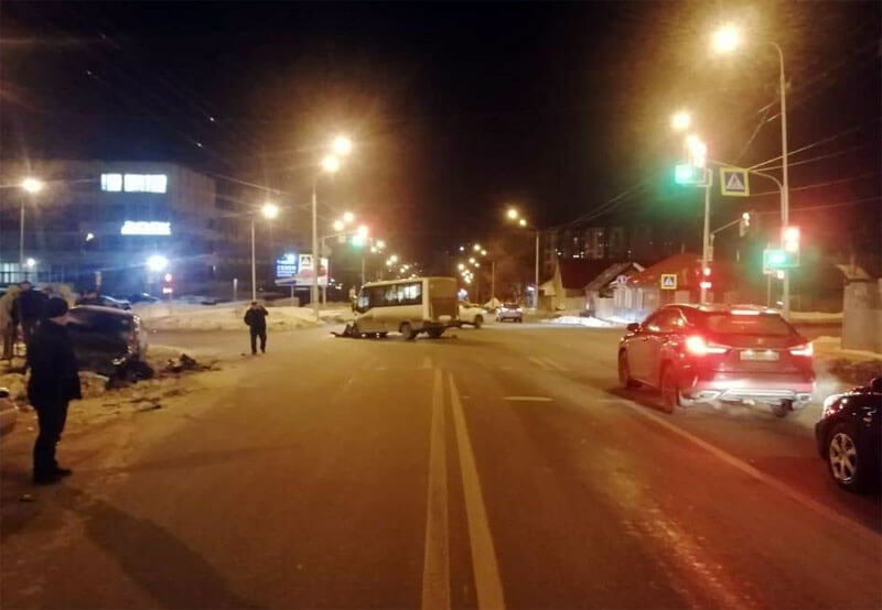 Авария в Уфе: микроавтобус "ГАЗель" столкнулся с Toyota Corolla, пострадали пассажирки