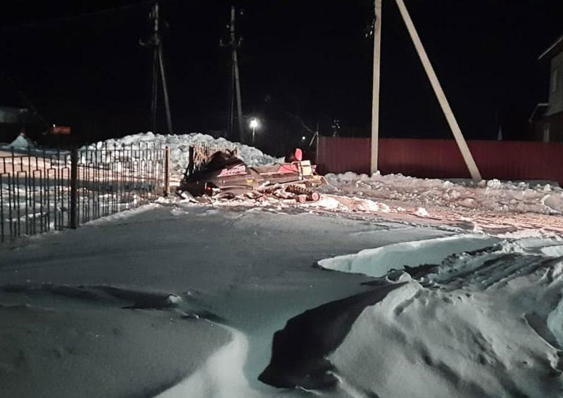 В Мишкинском районе пьяный водитель снегохода врезался в ограждение лицея