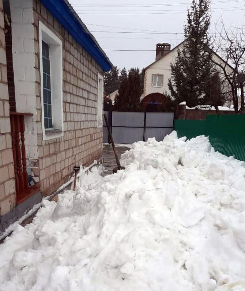 В Уфе от схода снега с крыши частного дома погиб мужчина