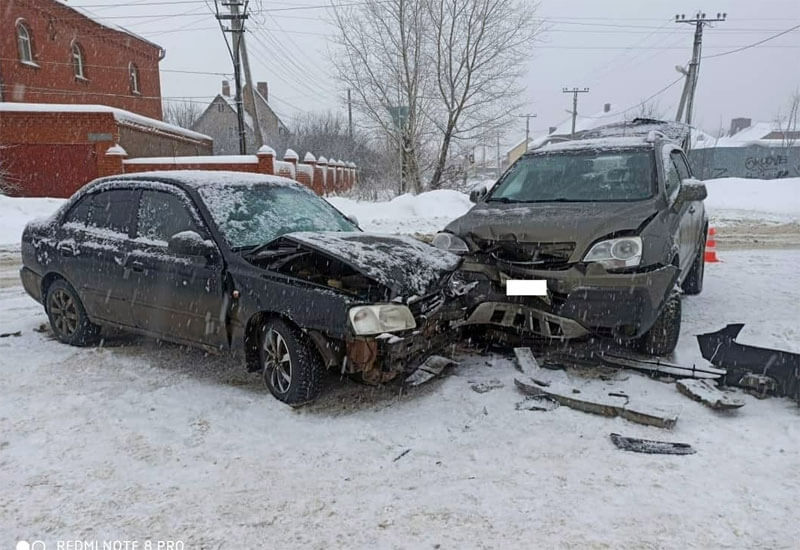 Авария в Уфе: столкнулись встречные автомобили Opel Antara и Hyundai Accent
