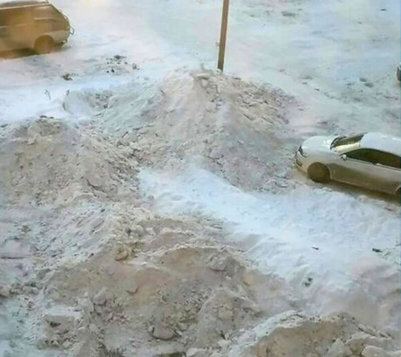 В Уфе коммунальщики завалили снегом построенную жителями детскую горку