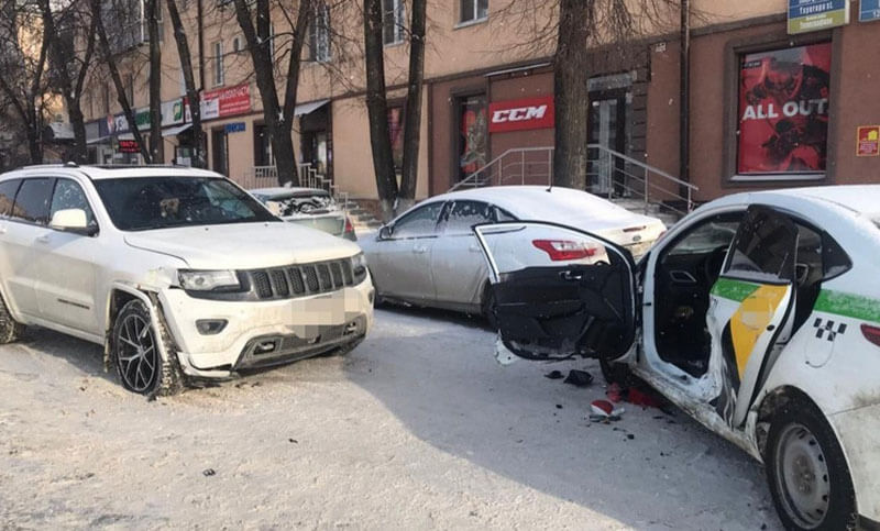 Массовая авария в Уфе: из-за нечищенных дорог на улице столкнулись 3 автомобиля