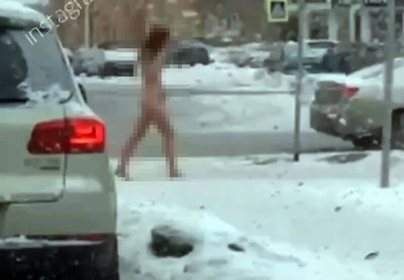 В Уфе на видео попала девушка прогуливающаяся голышом по улице