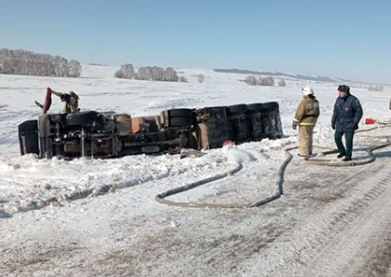 Авария в Кугарчинском районе: на трассе опрокинулся грузовик с нефтепродуктами