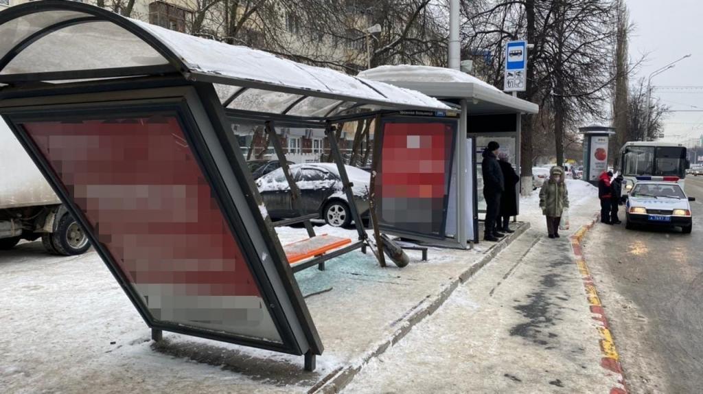 Авария в Уфе: водитель автобуса с пассажирами врезался в остановку