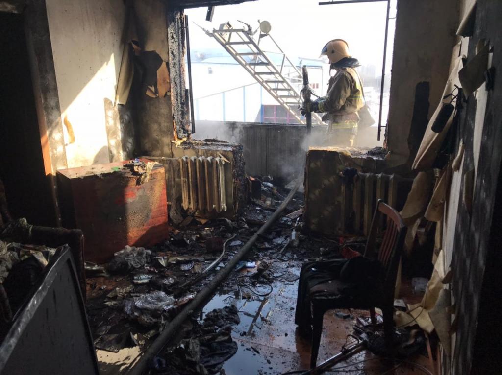 Пожар в Уфе: спасатели эвакуировали из охваченной огнем квартиры мужчину, но он погиб