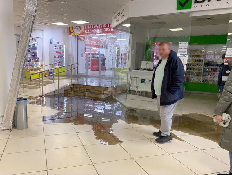 В одном из торговых центров Туймазов прорвало канализационную трубу
