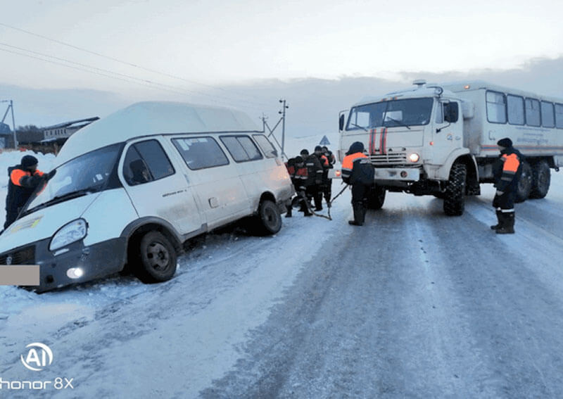 В Абзелиловском районе спасатели помогли водителю пассажирской ГАЗели, съехавшему в кювет