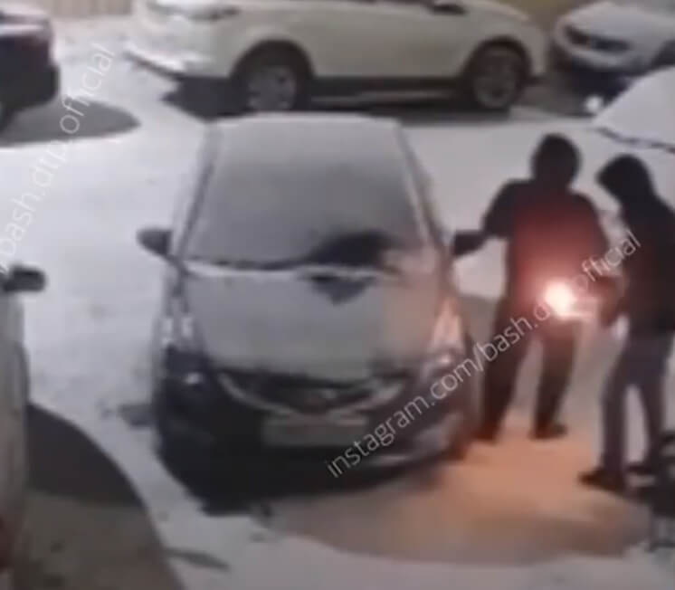 В Уфе двое неизвестных подожгли автомобиль | видео