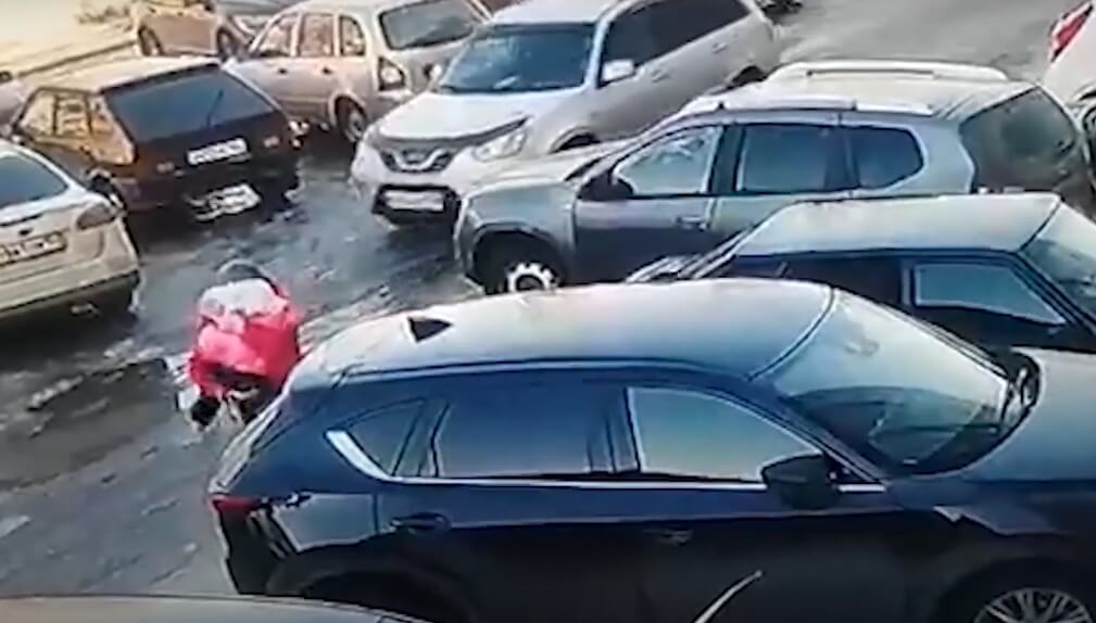 ДТП в Салавате: водитель наехал на маму с ребенком | видео