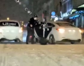 В Уфе возле здания МВД таксисты избили пассажира | видео