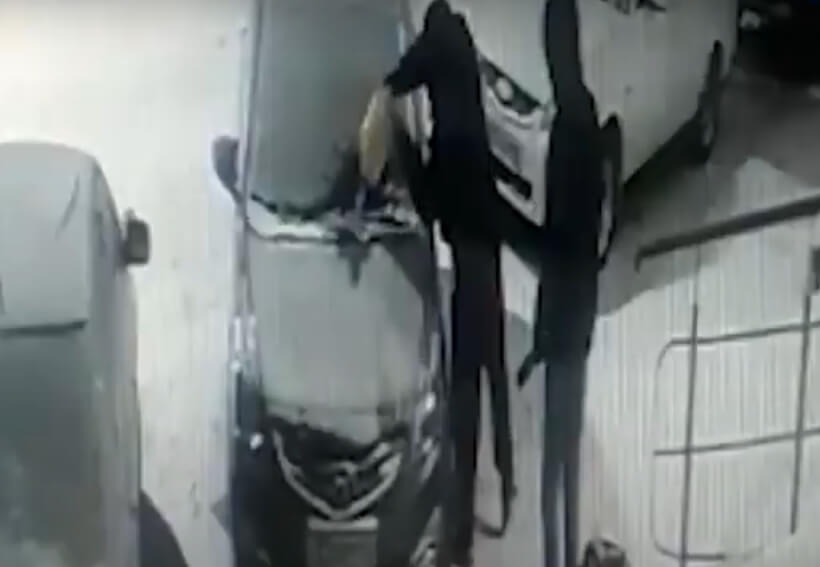 В Уфе мужчины на глазах у хозяйки подожгли ее автомобиль | видео