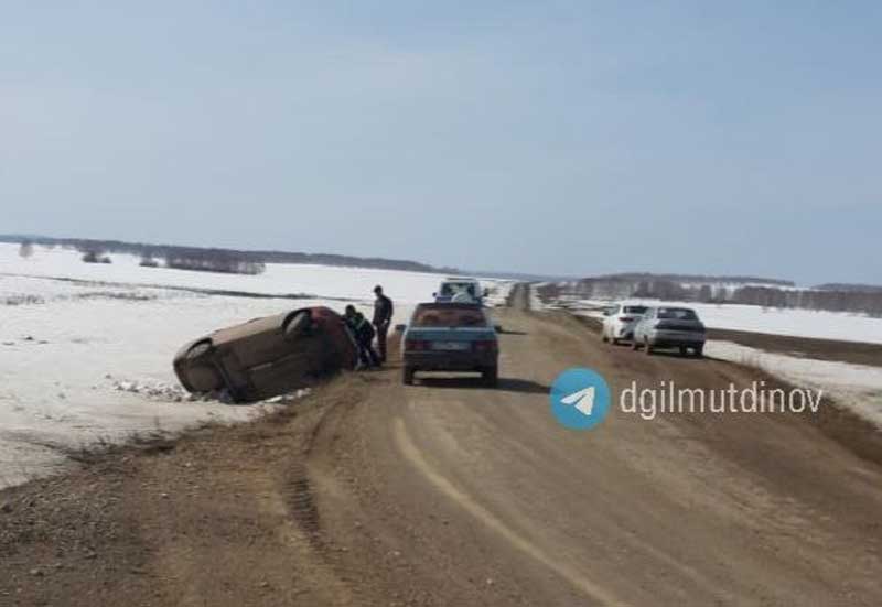Две аварии в Башкирии: в кювет вылетели легковые автомобили