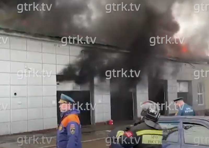 Крупный пожар в Уфе: полыхает здание автосервиса, эвакуировали 30 человек | видео