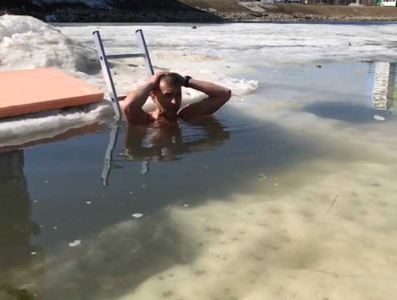 Житель Нефтекамска планирует установить рекорд, просидев в ледяной проруби один час