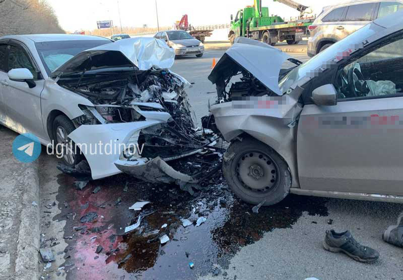 В страшной лобовой аварии в Уфе погиб водитель