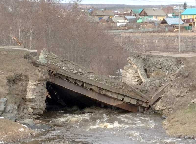 В Баймакском районе обрушился мост через реку Шырды