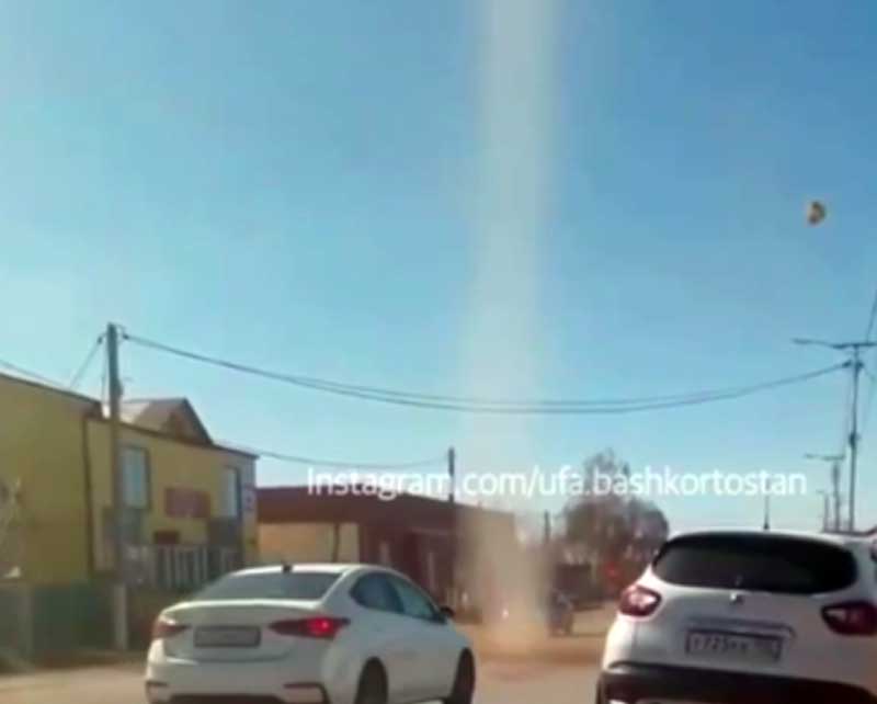 Жители Бураевского района сняли на видео мини-смерч из пыли