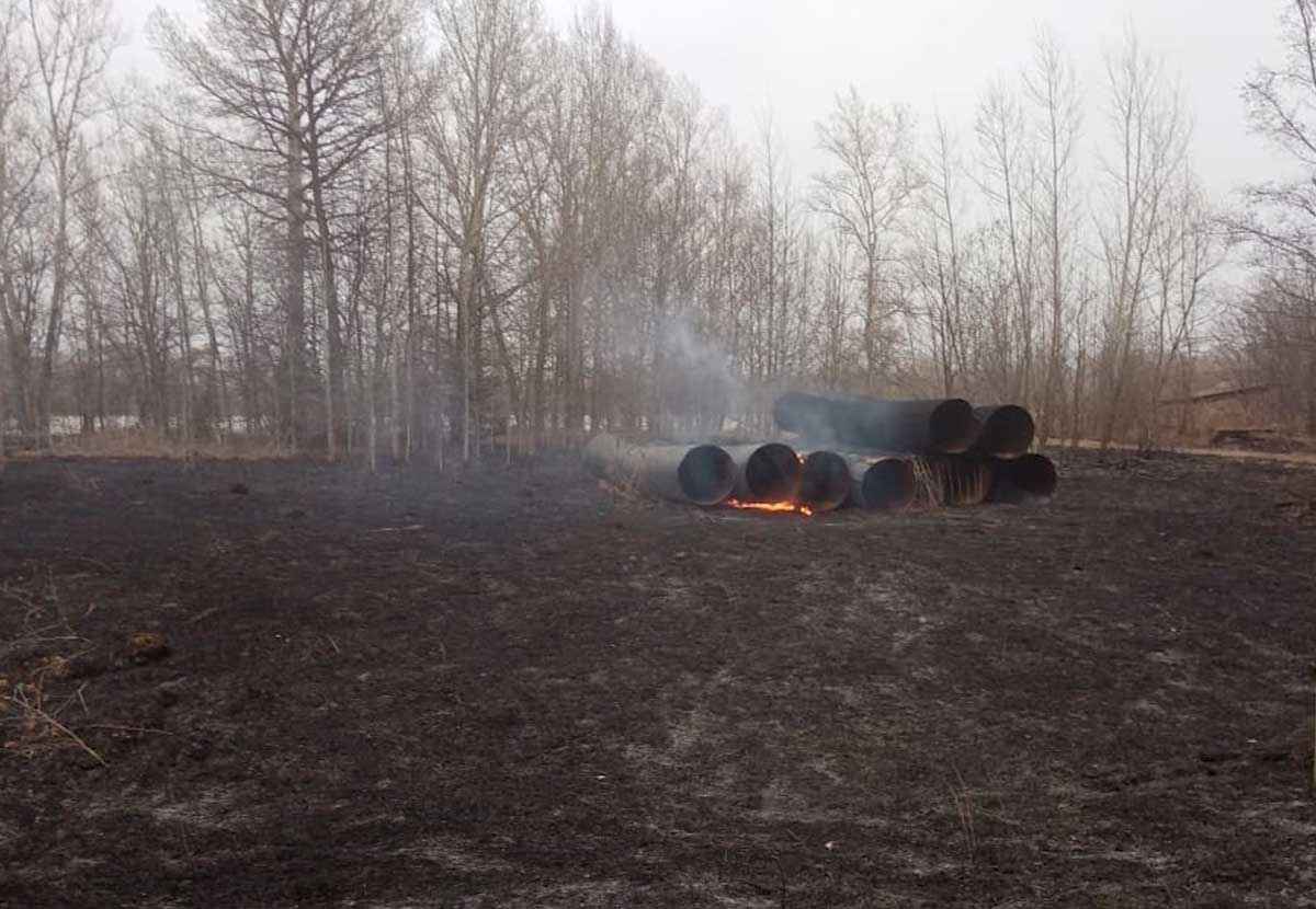 В Уфе загорелась гидроизоляция металлических труб, огонь перекинулся на траву