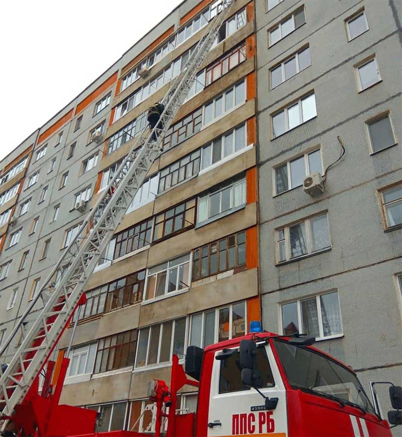В Стерлитамаке загорелся многоэтажный дом, погиб человек