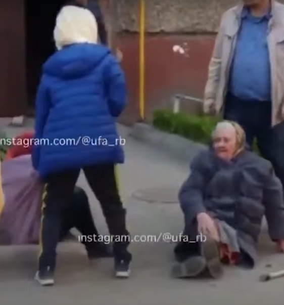 В Уфе пьяный мужчина набросился с кулаками на двух бабушек | видео