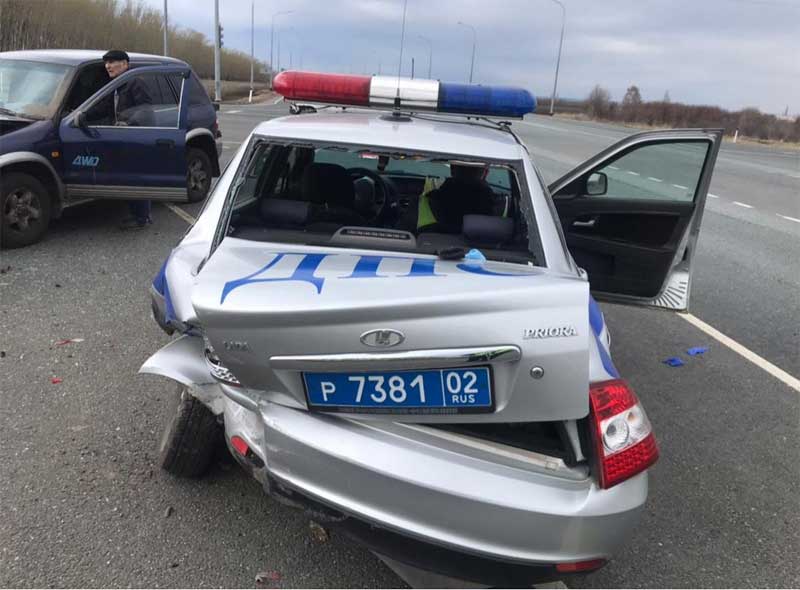 В Башкирии житель Подмосковья врезался в автомобиль ДПС