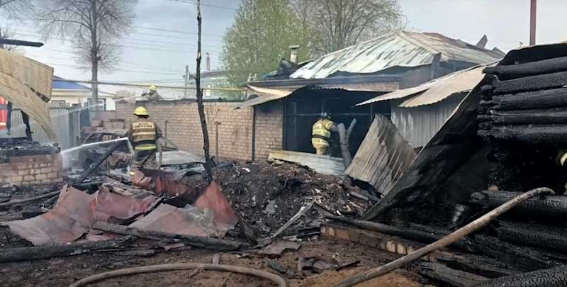 Крупный пожар в Бирске: сильный ветер спалил два дома, баню и гараж | видео