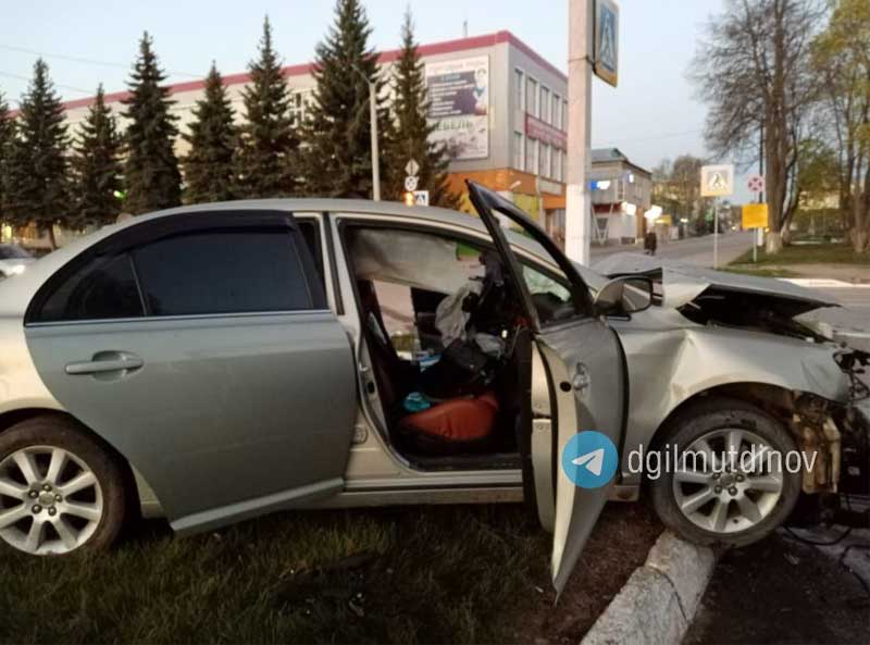 Авария в Белебее: водитель за рулем "Тойоты" столкнулся на перекрестке с "Ладой Калина"