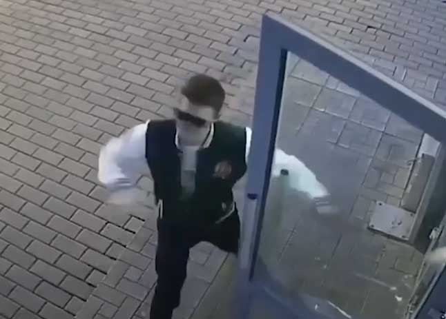 В Уфе мужчина разбил ударом руки стекло входной двери дома | видео