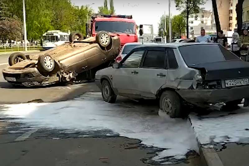 Авария в Уфе: водитель «легковушки» протаранил припаркованные машины | видео