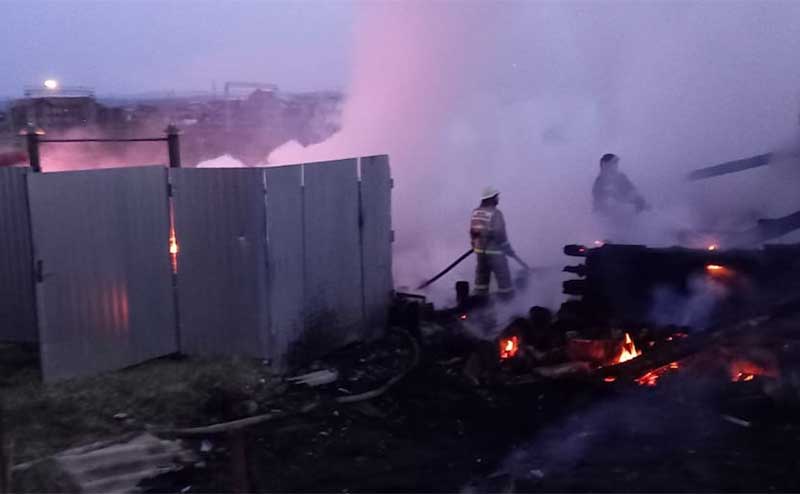 Пожар в Салаватском районе уничтожил частный дом и надворные постройки