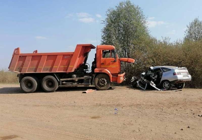 Авария в Краснокамском районе: на сельской дороге ВАЗ-2112 столкнулся с КАМАЗом
