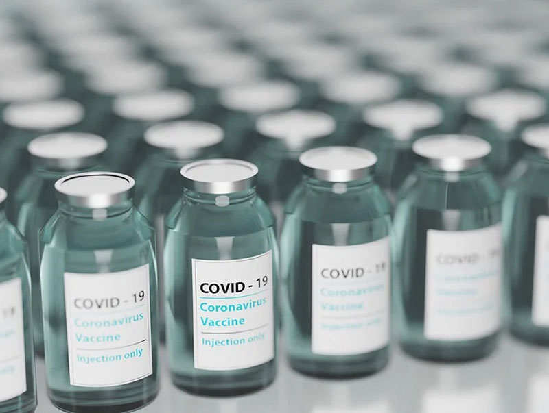 В России власти хотят включить в календарь прививок вакцину от COVID-19