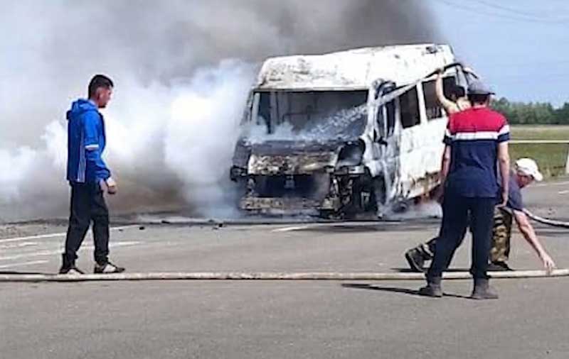 В Абзелиловском районе загорелся пассажирский автобус с людьми | видео
