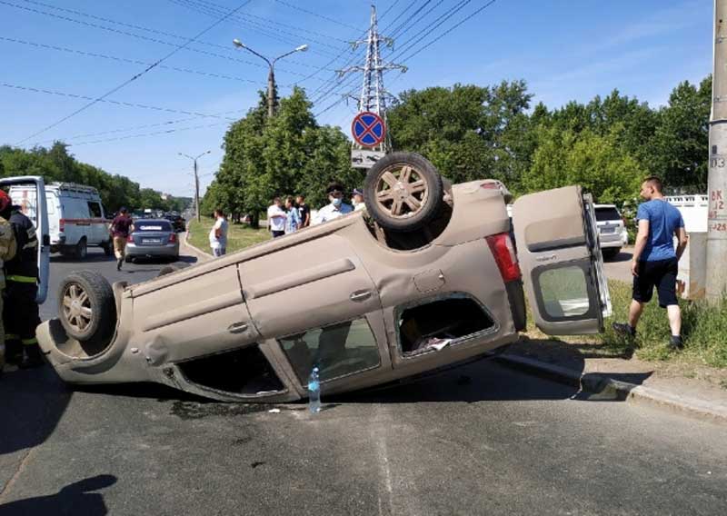 ДТП в Уфе: спасатели освободили зажатую в автомобиле женщину