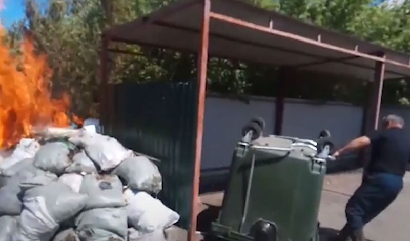 В Стерлитамаке загорелся мусор возле контейнеров | видео