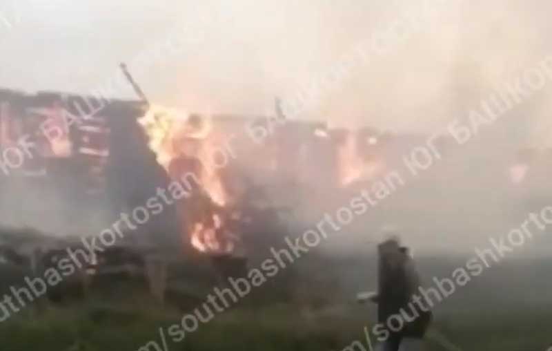 В Ишимбайском районе, из-за удара молнии, загорелся коровник с животными | видео