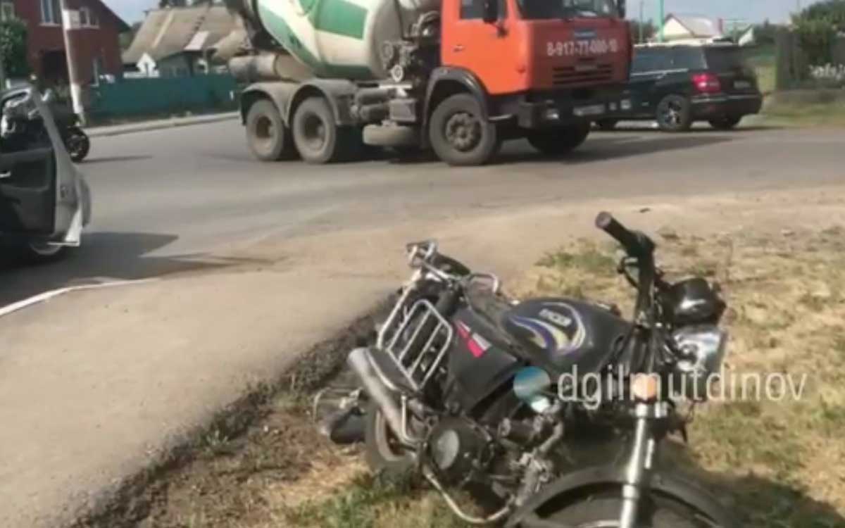 Авария в Кармаскалинском районе: подросток на мопеде столкнулся с бетоновозом