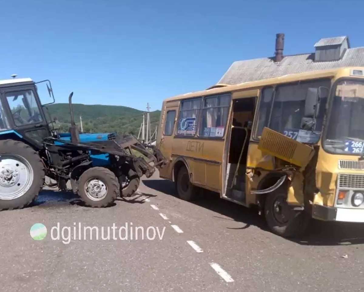 Авария в Кугарчинском районе Башкирии: водитель за рулем трактора «Беларус» протаранил автобус