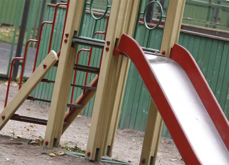 В Сибае на детской площадке 5-летняя девочка застряла между прутьями горки